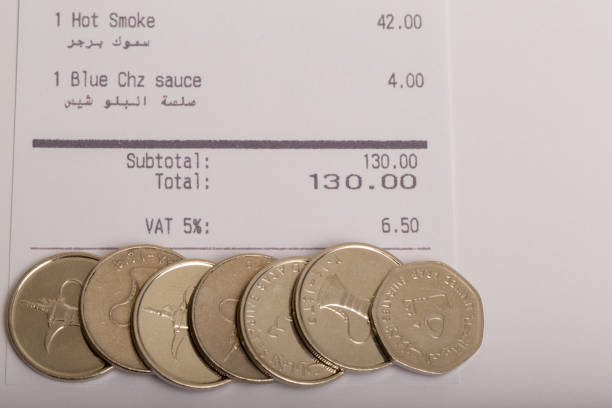 فاتورة مطعم تظهر فيها قيمة الضريبة وفق قانون ضريبة القيمة المضافة الإماراتي