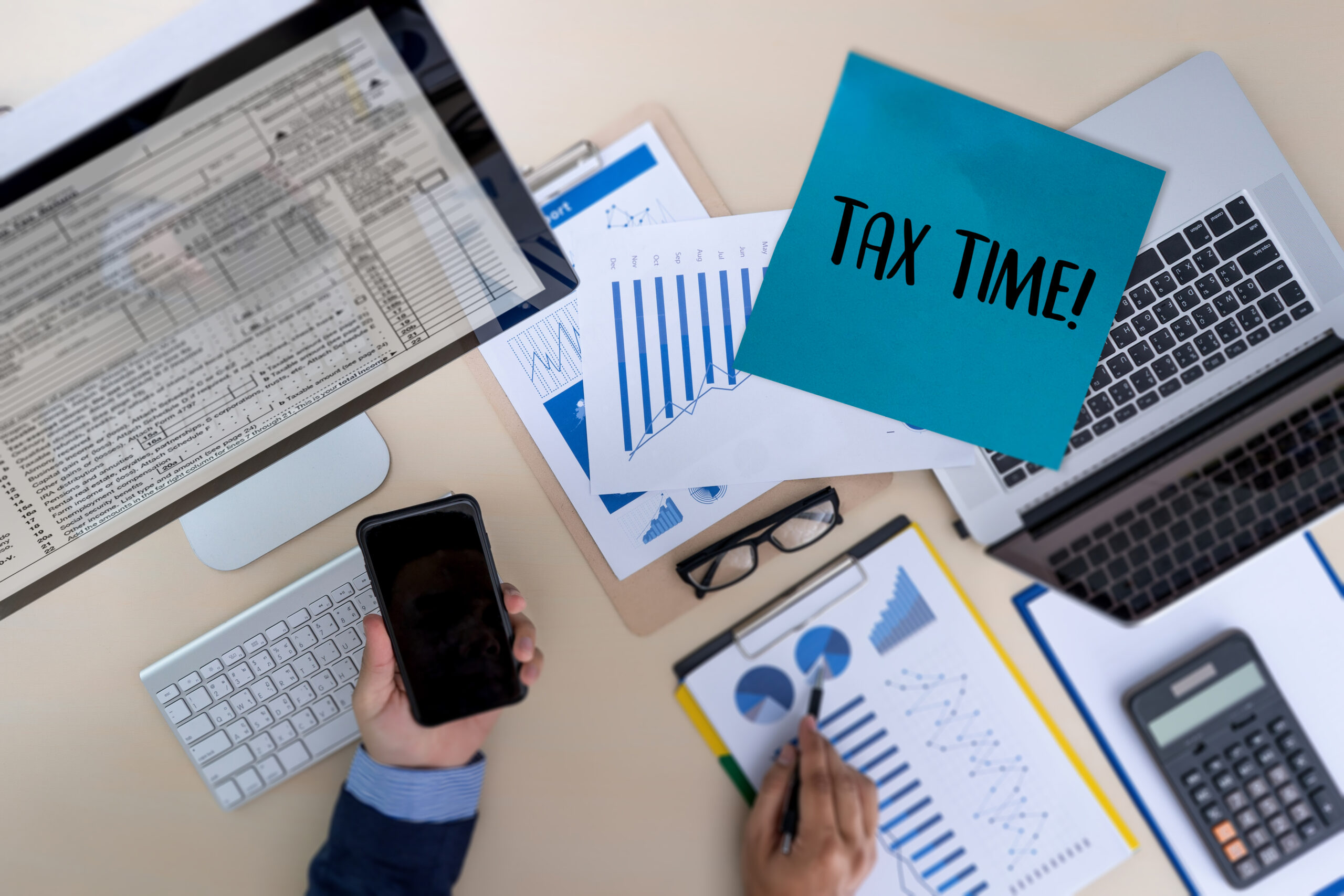 Tax agents in Dubai connecting with client to resolve VAT penalty