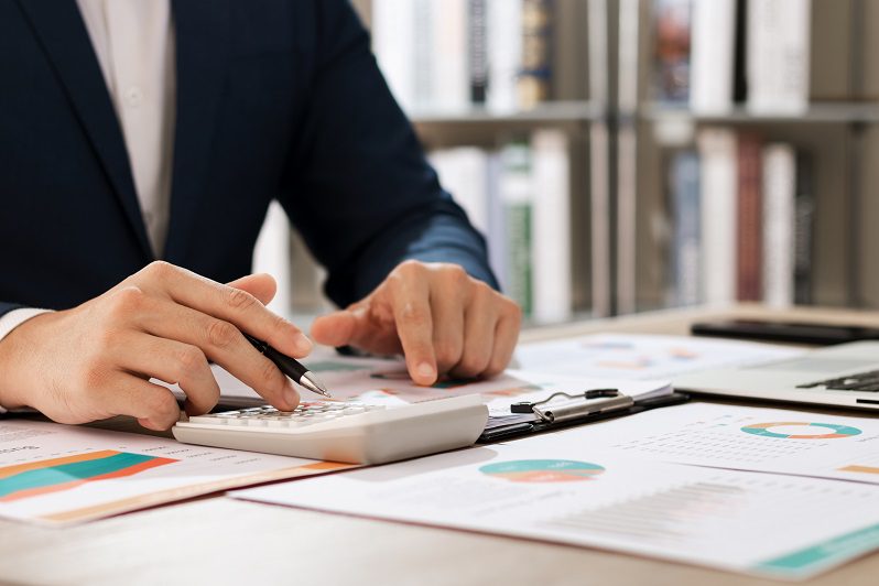 المدققون المعتمدون في المنطقة الحرة بالحمرية